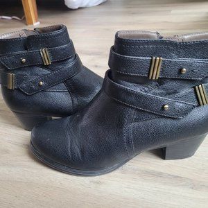 Natural Soul Black Leather Accent Heeled Booties 7